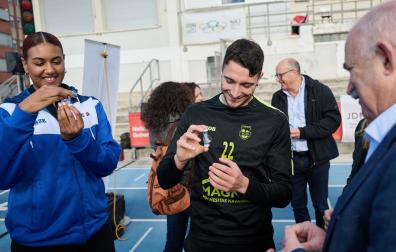 El consejero Aierdi y la baloncestista Aixa Wone y el futbolista Josu Mendive con los relojes de arena para controlar el tiempo de la ducha