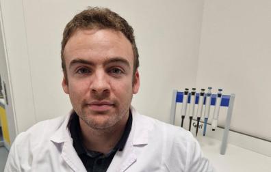 Adrián Idoate Bayón, bioquímico, en el laboratorio de CEIN donde lleva a cabo sus investigaciones sobre diabetes