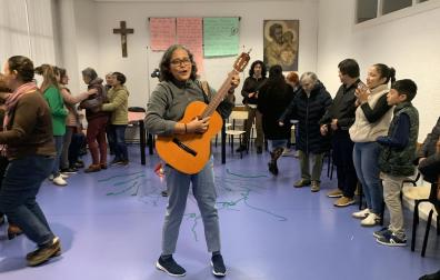 Lesbia, nacida en Honduras, anima la charla dinámica con sus cantos en la convivencia intercultural en la parroquia de San Fermín