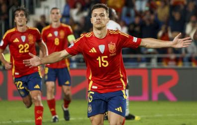Celebración del rojillo Bryan Zaragoza tras anotar el gol de penalti contra Suiza /