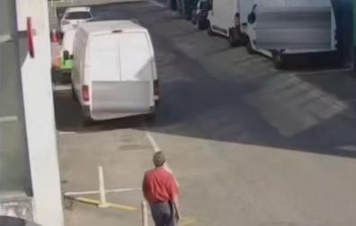 Imagen captadas por las cámaras de seguridad de un hombre de entre 50 y 60 años, complexión delgada y pelo canoso, que vestía pantalón vaquero, camisa naranja y camiseta blanca