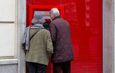 Dos personas mayores en un cajero