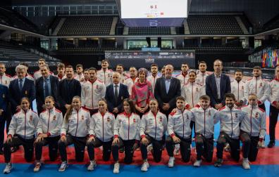 La consejera Esnaola con la representación española y otros asistentes al acto de inauguración de la Copa del Mundo de Kárate por Equipos que se va a disputar en el Navarra Arena