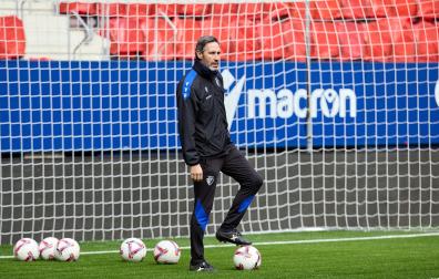 El técnico rojillo sujeta con la bota un balón durante el entrenamiento de Osasuna este viernes, 22 de noviembre, en El Sadar /