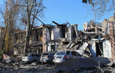 Daños en el lugar del ataque ruso con misiles contra el edificio administrativo de un banco  en Odesa, en el suroeste de Ucrania