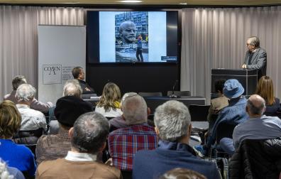 El arquitecto Javier Torrens explica el devenir de arquitecturas fascistas durante la presentación del acto de ayer en el COAVN
