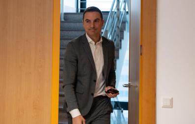 El portavoz del PSOE de Madrid en la Asamblea de Madrid, Juan Lobato, llega a la declaración ante los medios de comunicación 'en pleno terremoto' provocado por su registro en una notaría de chats de WhatsApp relacionados con los presuntos delitos fiscales de la pareja de Isabel Díaz Ayuso