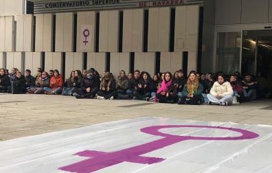 Protesta, este martes, a las puertas del Conservatorio