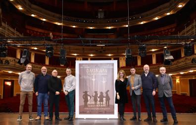 De izda. a dcha: Mikel Lakunza (presidente OCN), Juan Gallego (Porthos), Iñaki Fresán (Mazarino), Jesús Echeverría (música), Edurne Ibáñez (vestuario), José Luis Sola (D’Artagnan), Alfonso García Noain (jefe de producción y Aramis) y Víctor Iriarte (libreto y director de escena) este miércoles en el Teatro Gayarre