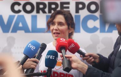 La presidenta de la Comunidad de Madrid, Isabel Díaz Ayuso, atiende a los medios de comunicación antes de la carrera ‘Madrid corre por Valencia