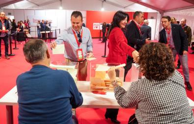 Los delegados de PSOE ejercen su derecho al voto en el 41 Congreso Federal