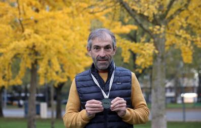 Patxi Cía, con la medalla de plata de subcampeón mundial.
