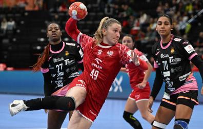 La polaca Karolina Kochaniak-Sala lanza a portería entre las jugadoras de la selección española Danila So Delgado Pinto y Carmen Arroyo Pimenta