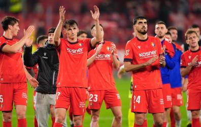 Los jugadores de Osasuna aplauden a la afición rojilla en el Sánchez-Pizjuán