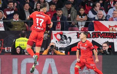 Ante Budimir y Bryan Zaragoza celebran el gol de Osasuna en el Sánchez-Pizjuán