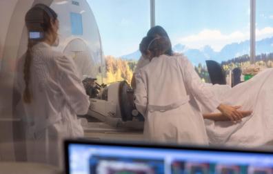 Profesionales de la Clínica Universidad de Navarra tratan a un paciente con HIFU