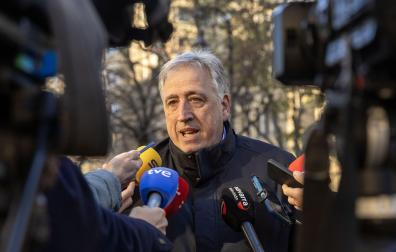 Joseba Asiron hace declaraciones en el Paseo Sarasate de Pamplona