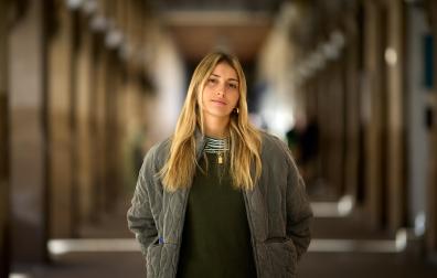 A: J.P. Urdíroz
F: 05-12-2024
P: Elena Valej
L: Pamplona. Casco Antiguo.
T: Entrevista a la jugadora de Osasuna Femenino, Elena Valej.