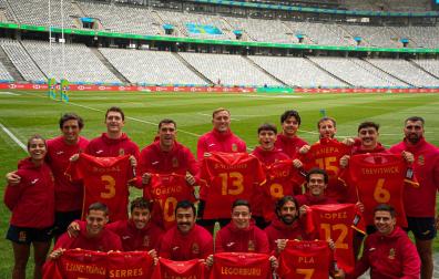 Una semana después de su histórica segunda plaza en Dubái , la selección española masculina de rugby 7, con el tudelano Ángel Bozal -en la foto de ayer con el dorsal 3-, disputa en Ciudad del Cabo (Sudáfrica) la segunda etapa de las Series Mundiales con el deseo de “convertir la medalla de plata en una de oro”, según el seleccionador nacional, Paco Hernández. España disputará hoy los dos partidos del grupo B frente a Kenia (13:16, hora peninsular) y Australia (16:57). ferugby