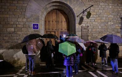 Varias personas esperan fuera la apertura del albergue Jesús y María