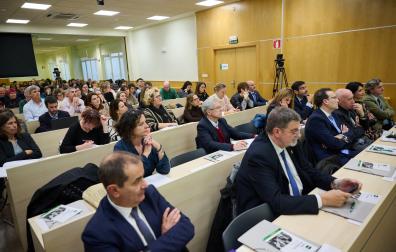 Público y ponentes en la jornada sobre la ley foral de Salud celebrada en la UNED.