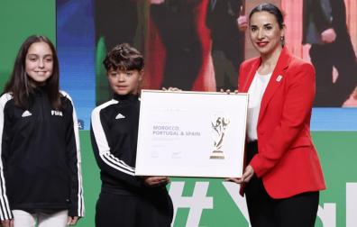 La nueva presidenta interina de la RFEF, María Ángeles García Chaves'Yaye' (d), recoge el diploma que acredita a España, junto a Marruecos y Portugal, como sedes organizadoras del Mundial de fútbol 2030 de la FIFA