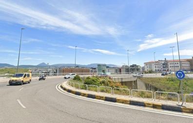 El accidente se ha producido en la rotonda en la calle Valle de Egüés con la calle Monjardín, en Pamplona.