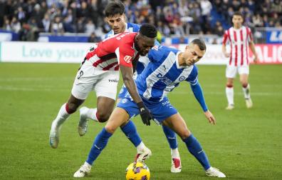 Iñaki Williams y Joan Jordán pugnan por un balón