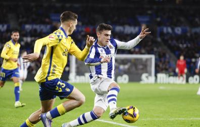 Barrenetxea y Mika Mármol pugnan por un balón