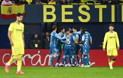 Los jugadores del Betis celebran el gol de Lo Celso