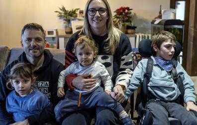 Joana Aramendía y Joseba Bilbao, con sus tres hijos: Ilargi (6 años), Ekhi (18 meses) y Hodei (9 años), en su casa de Aramendía.