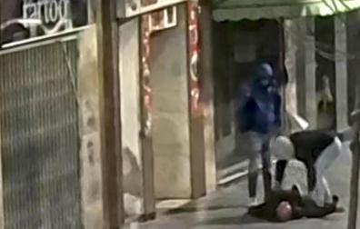 Momento del robo tras dejar inconsciente a la víctima