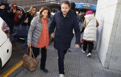 Natalia Figueroa llega junto a su nieta, Manuela Arenzana, y su hijo Manuel Martos al hospital San Carlos para visitar a Raphael este miércoles 18 de diciembre /