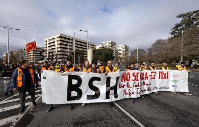 Fotos de la manifestación contra el cierre de BSH Esquíroz en Pamplona.