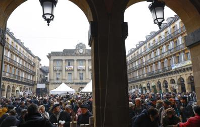 La tradicional feria de Santo Tomás, el mercado agrario que marca el inicio de la Navidad en San Sebastián que, un año más, se ha convertido en una fiesta popular multitudinaria que ha desafiado a la lluvia