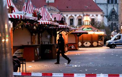 Un policía alemán en la zona acordonada del mercadillo navideño donde un hombre ha atropellado a varias personas este viernes en Magdeburgo