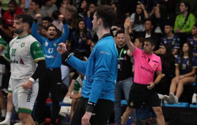 Instante del duelo entre Helvetia Anaitasuna y Frigoríficos del Morrazo