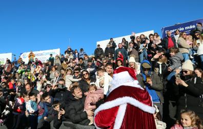 Papá Noel saluda a los niños y mayores que acudieron al Estadio Ciudad de Tudela para darle la bienvenida