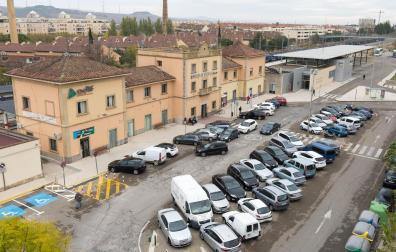 Vista de la estación de tren de Tudela, con la de autobuses a la derecha de la imagen