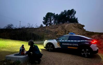 Una guardia civil recoge las figuras cerca del parque fluvial de La Madera