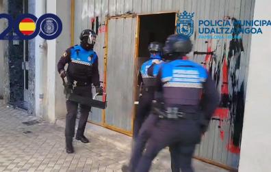 La Policía Municipal de Pamplona y la Policía Nacional de Navarra han desarticulado una organización dedicada al tráfico de drogas en la comarca de Pamplona en una operación conjunta que ha finalizado con la detención de once personas, cinco de las cuales permanecen en prisión preventiva.