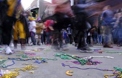 Imagen de archivo de Bourbon Street, en Nueva Orleans, durante la celebración del Mardi Gras
