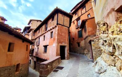 El color rojizo de las fachadas es una de las señas de identidad de Albarracín