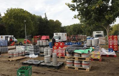 Labores de desmontaje de la Champions Burger, el 30 de septiembre, en el parque de la Runa
