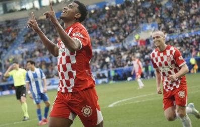 Solís celebra el gol que le dio los tres puntos al Girona en Vitoria