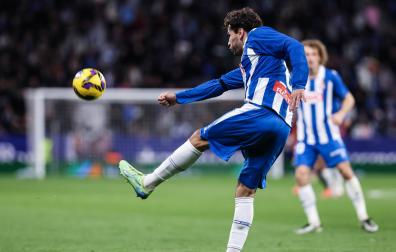 Cabrera uno de los jugadores que marcó gol durante el partido en Barcelona