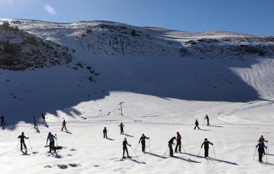 Apertura de la 41 Semana Blanca en el Pirineo navarro con escolares esquiando en el centro Larra-Belagua /
