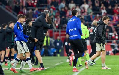 Vicente Moreno y Dani Pendín celebran el pase de ronda en la banda de San Mamés