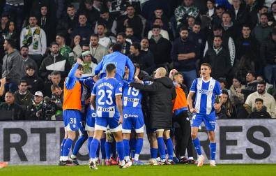 Kike García del Deportivo Alaves celebra un gol durante la liga española contra el Real Betis