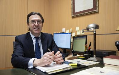 Eugenio de Vicente, nuevo decano del Colegio Notarial de Navarra, en su despacho